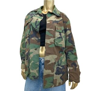 Vintage Unisex Authentic US army fatigue camo jacket ptp 21”